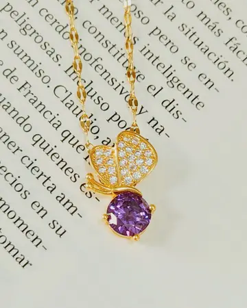 Collar Mariposa con Piedra Morada