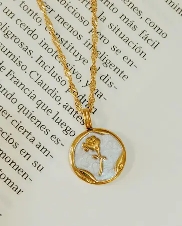 Collar Rosa Dorada Eterna