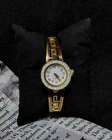 Reloj tipo Brazalete Greca Dorada